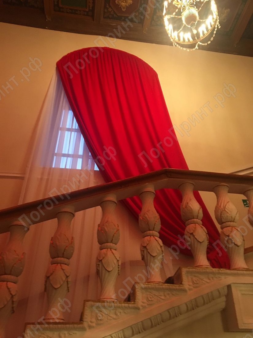 Большая красная штора для зала