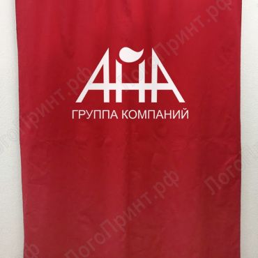 Красная штора с логотипом строительной компании