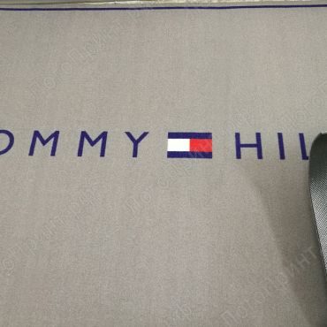 Коврики в примерочную с логотипом Tommy Hilfiger