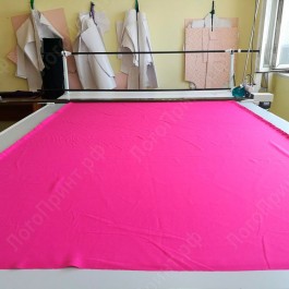 Раскрой ткани цвета фуксия для шторы в примерочную